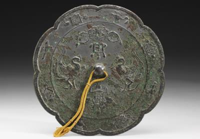 图片[2]-“Qianqiu” lobed bronze mirror decorated with auspicious flowers and prancing phoenixes, middle Tang dynasty, 8th century-China Archive